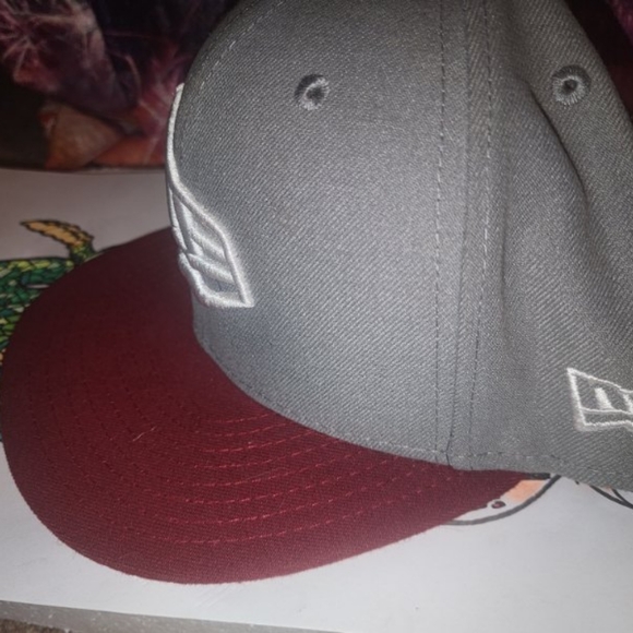🍄 New Era Brand Hat, New Era 59Fifty, 7 3/8", Grey w/ Burgundy 🍄 - Picture 2 of 5